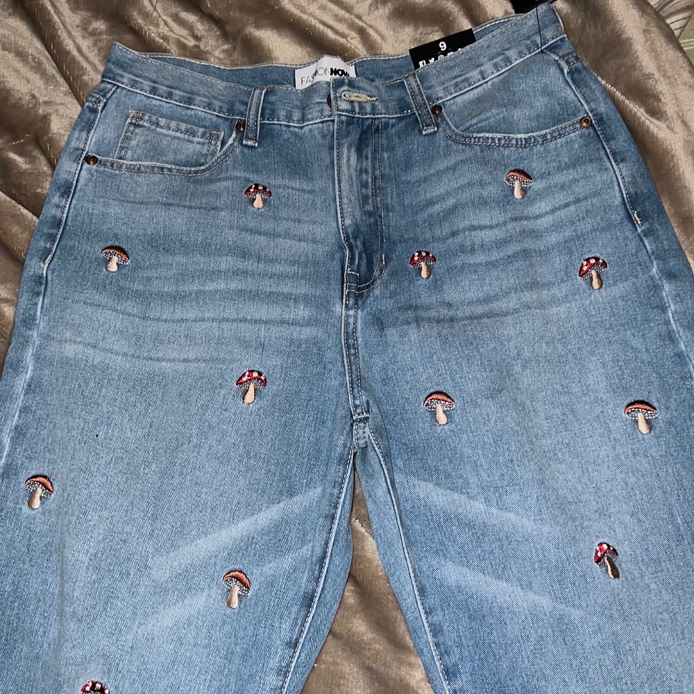 Fashion nova Magic Mushroom medium wash jeans (size 9)